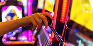 Meja BandarQ di bacan 4d dengan dealer dan pemain yang menunjukkan kartu mereka